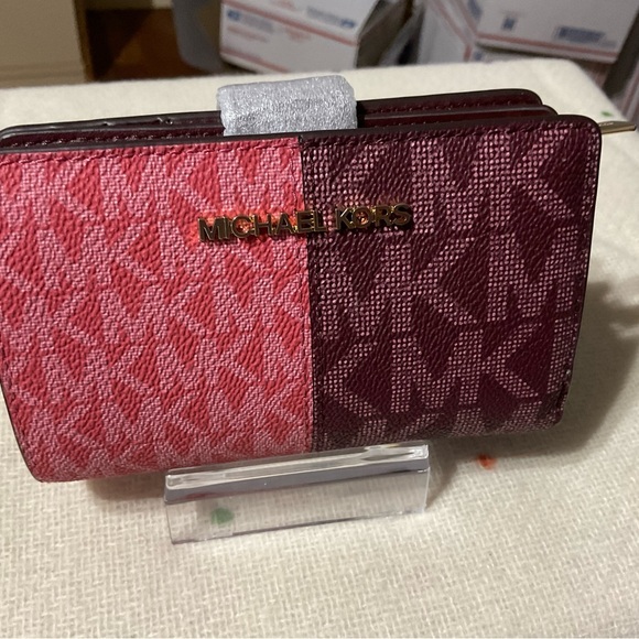 Michael Kors Women's Jet Set Travel Medium Bifold Two-Tone Logo Snap Wallet